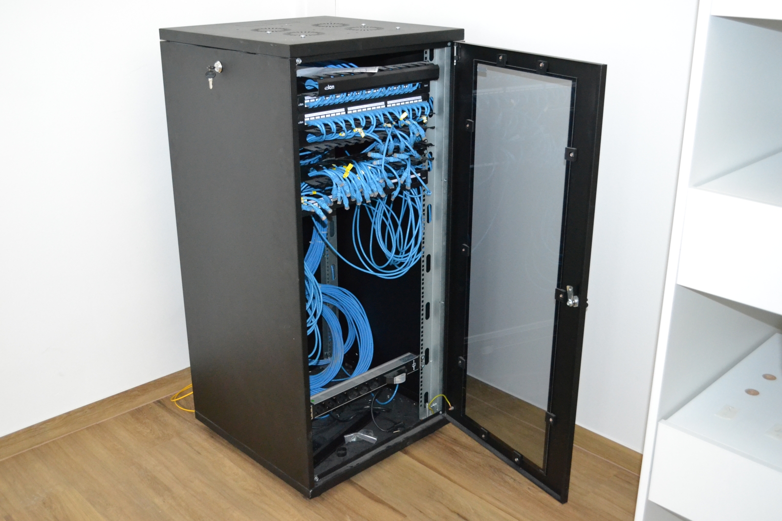 Rack szekrény, Patch panel és hálózati elosztó 2