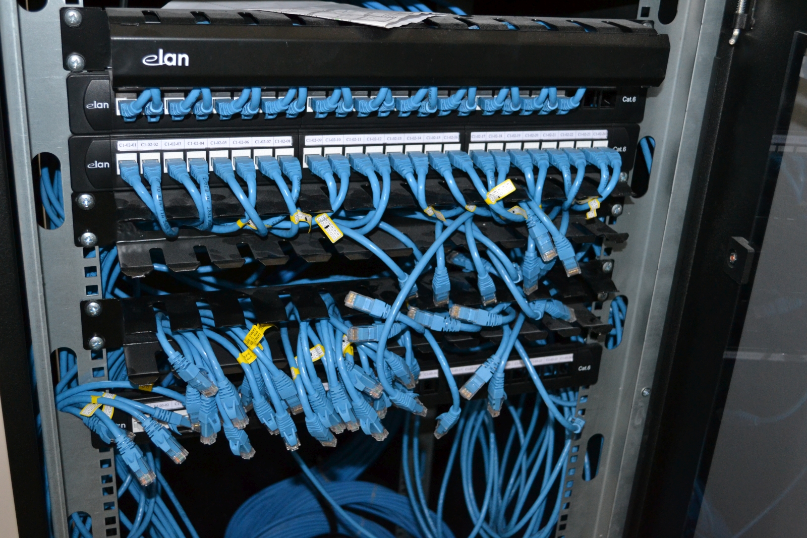 Rack szekrény, Patch panel és hálózati elosztó 3