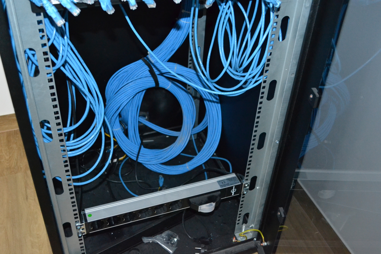 Rack szekrény, Patch panel és hálózati elosztó 4