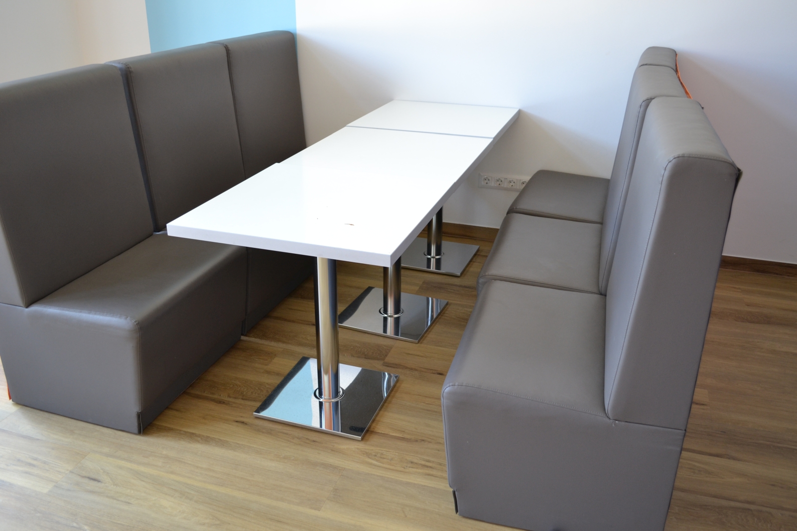 3 asztal székekkel 2