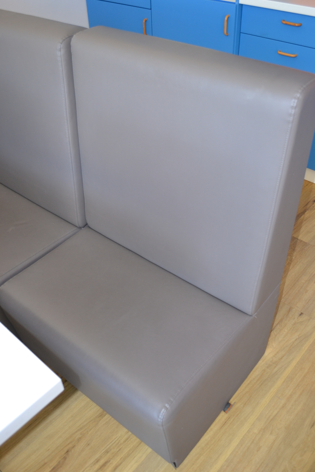 3 asztal székekkel 4