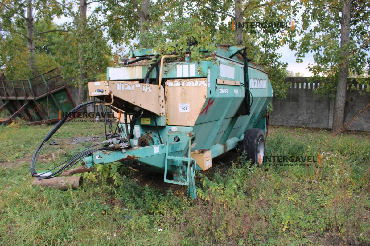 Takarmánykeverő, kiosztókocsi