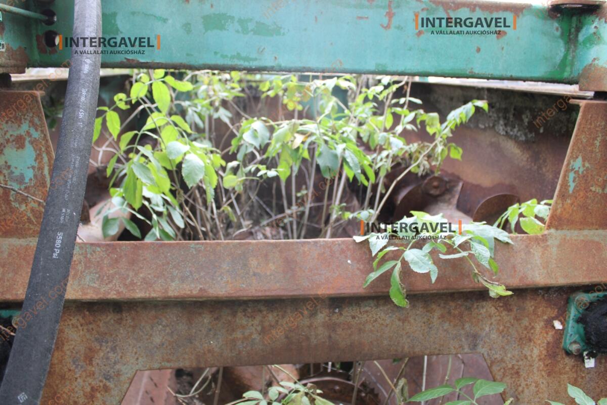 Takarmánykeverő, kiosztókocsi 12