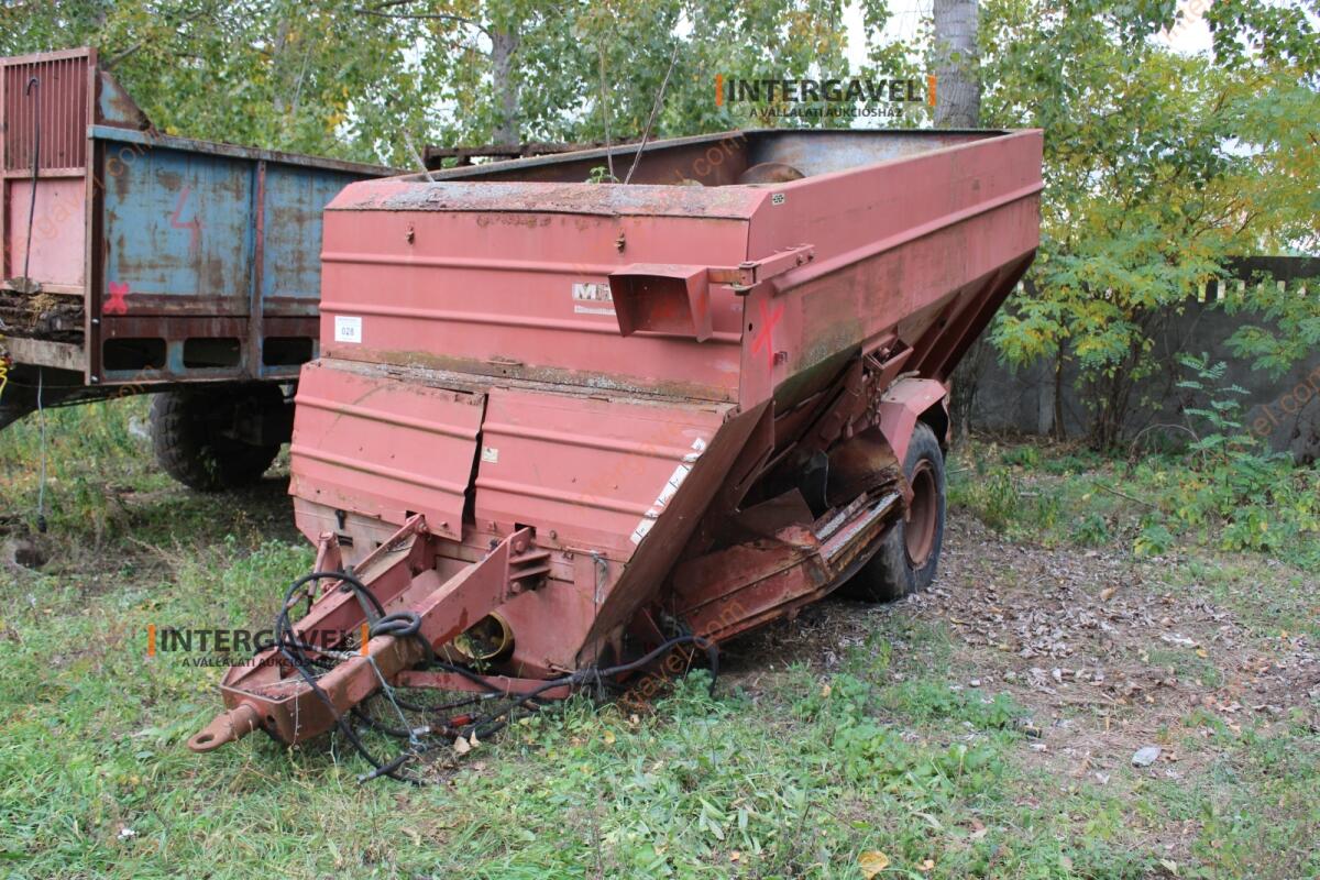 Takarmánykeverő, kiosztókocsi