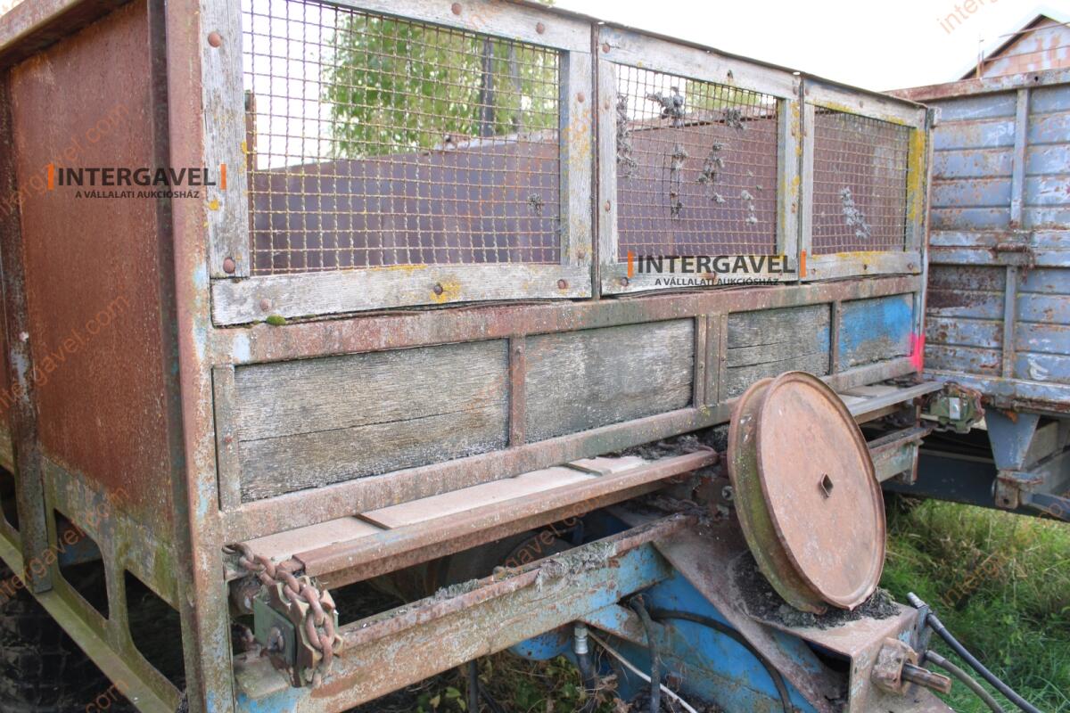 Trágyaszóró pótkocsi 4