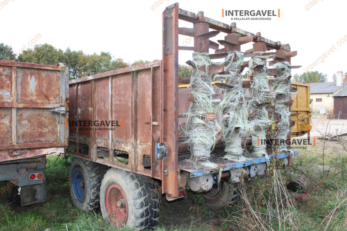 Trágyaszóró pótkocsi 8