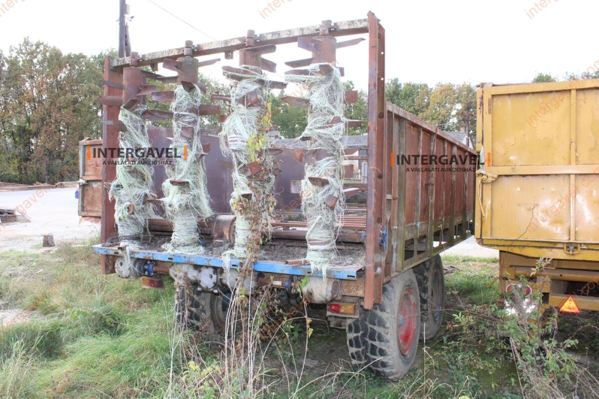 Trágyaszóró pótkocsi 9