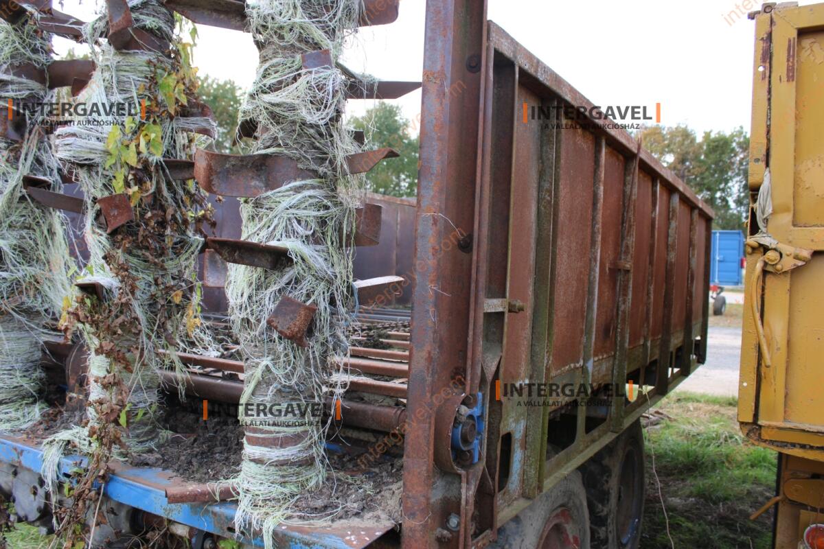 Trágyaszóró pótkocsi 10