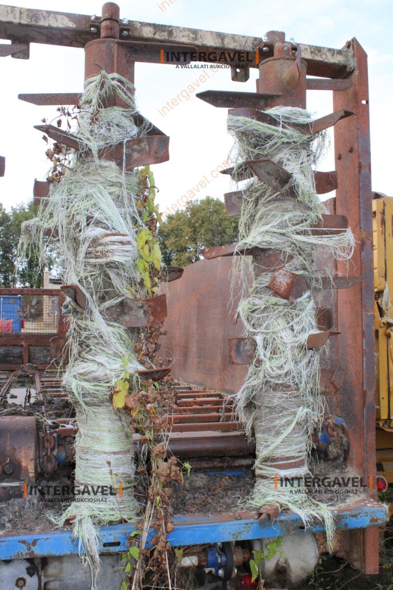 Trágyaszóró pótkocsi 13