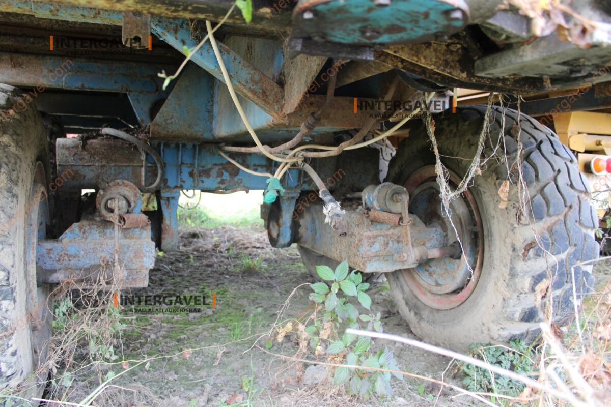 Trágyaszóró pótkocsi 15