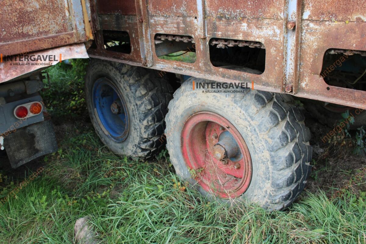 Trágyaszóró pótkocsi 17