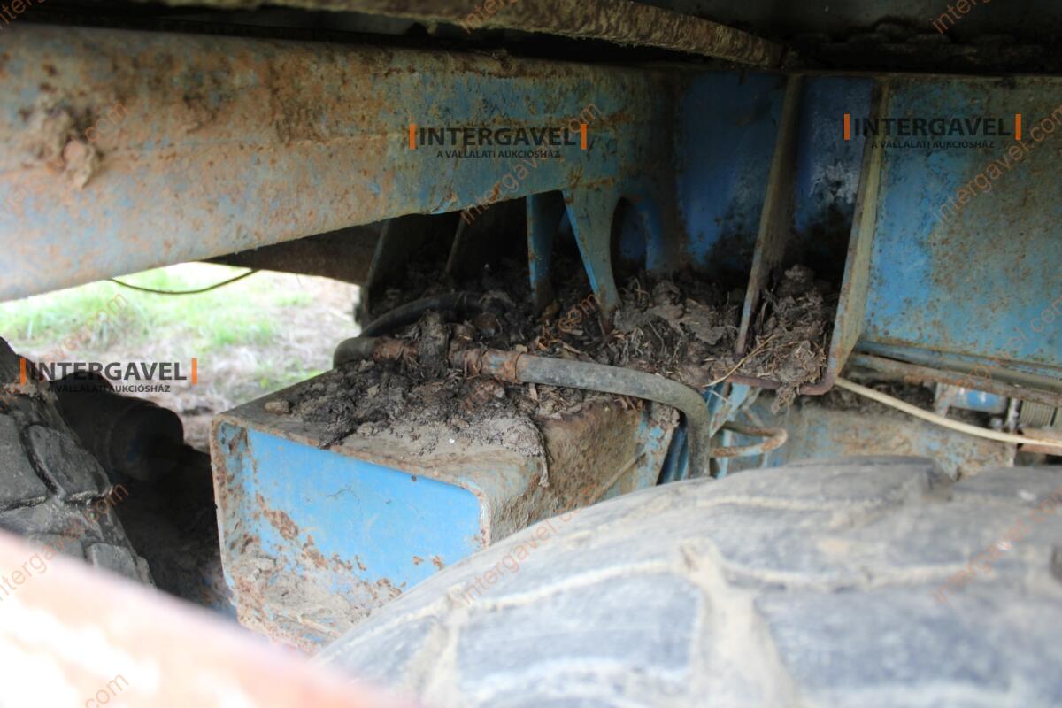 Trágyaszóró pótkocsi 18