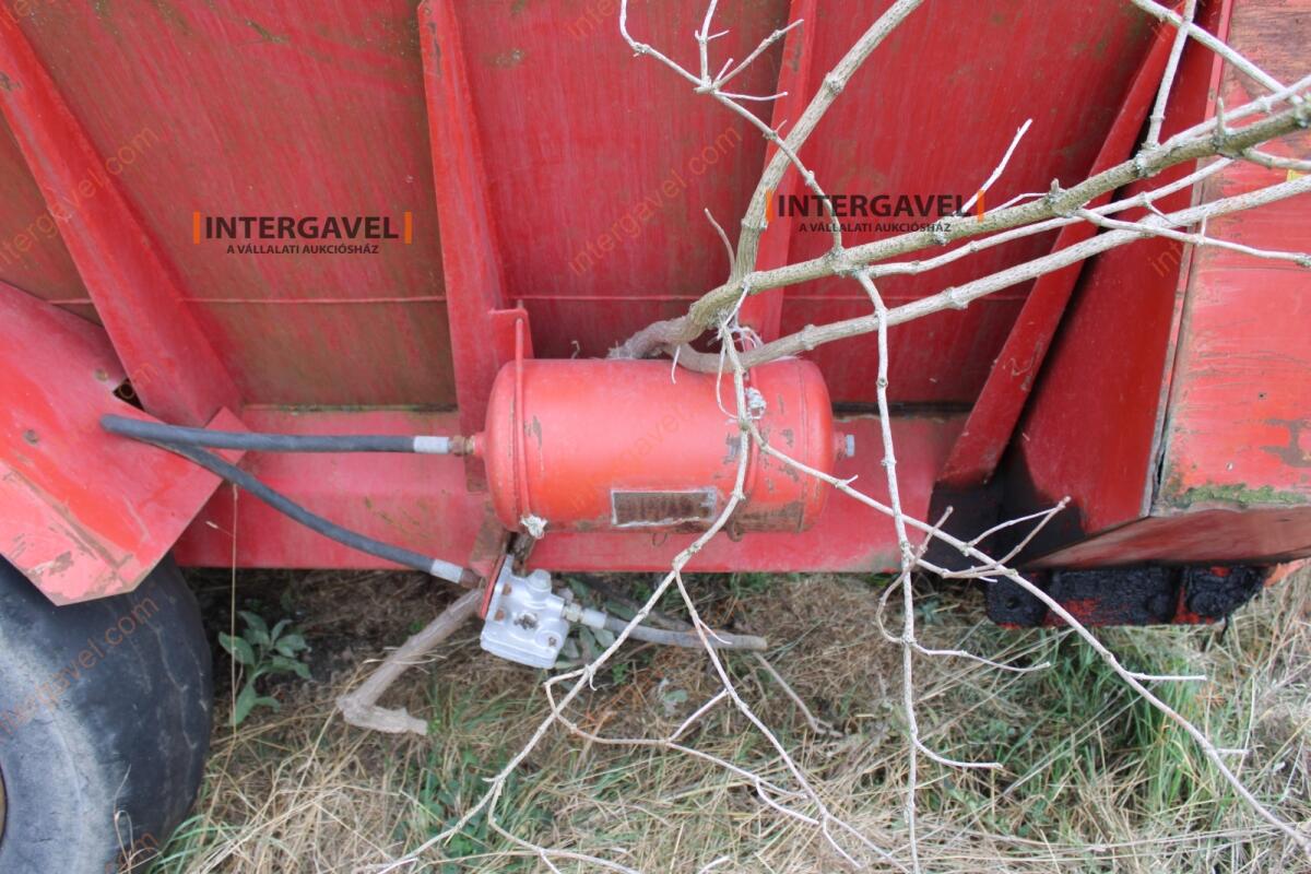 Takarmánykeverő, kiosztókocsi 10