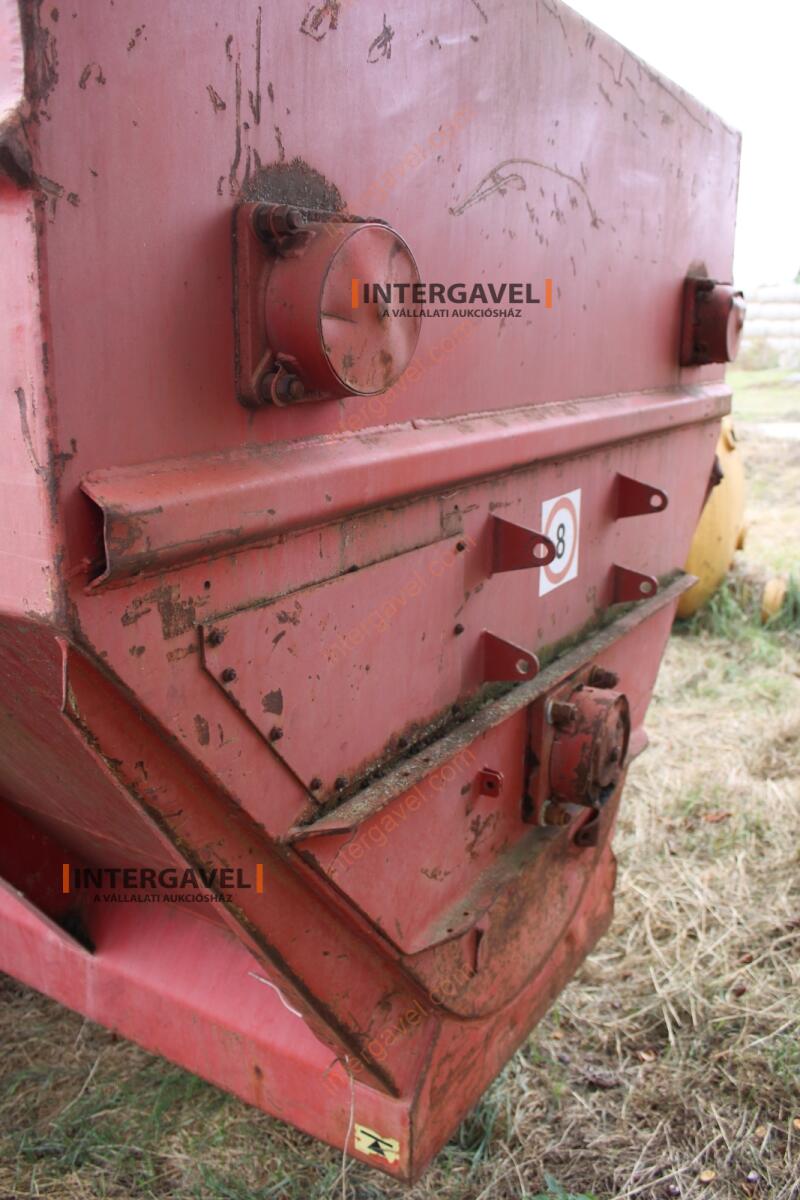 Takarmánykeverő, kiosztókocsi 12