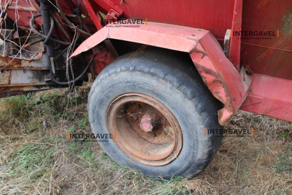 Takarmánykeverő, kiosztókocsi 13