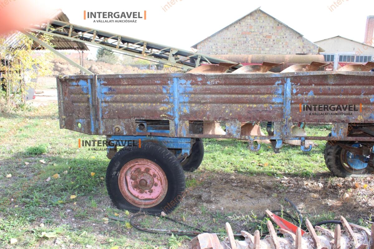 Trágyaszóró pótkocsi 8