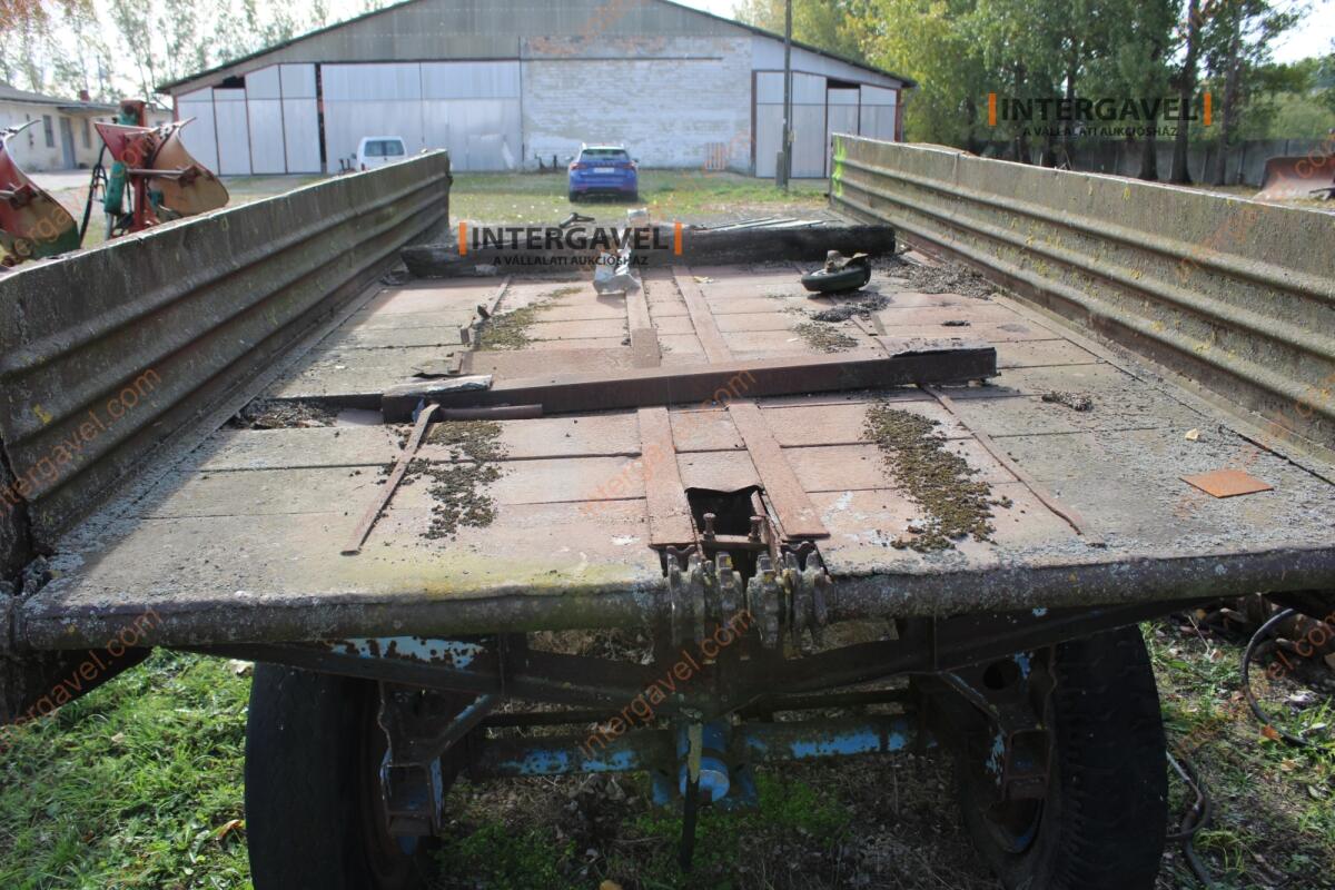 Trágyaszóró pótkocsi 11