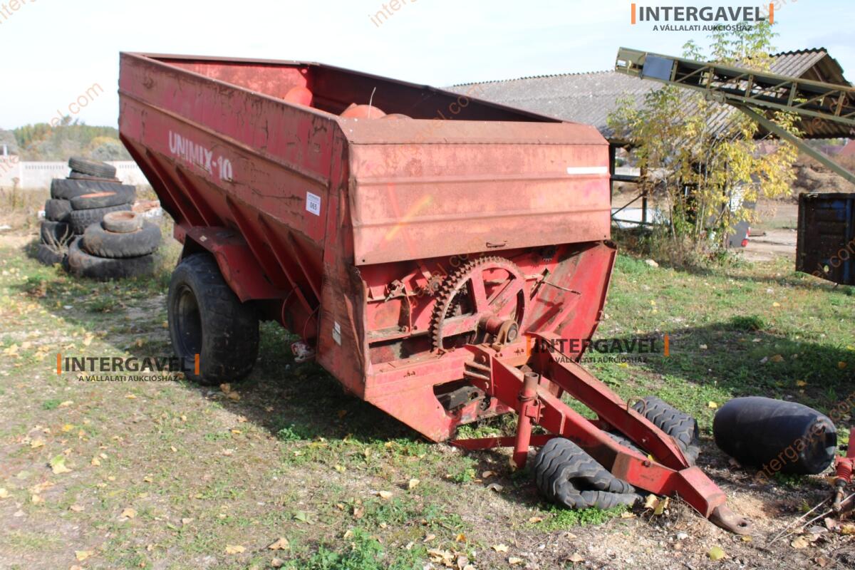 Takarmánykeverő, kiosztókocsi