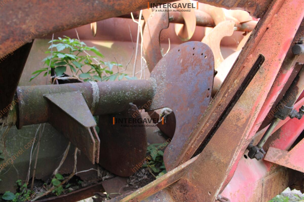 Takarmánykeverő, kiosztókocsi 16