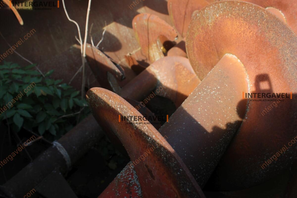 Takarmánykeverő, kiosztókocsi 18