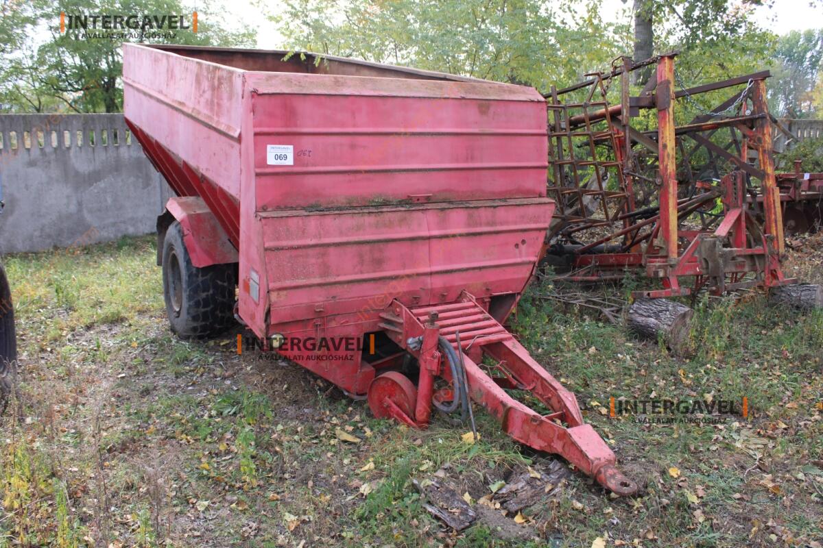 Takarmánykeverő, kiosztókocsi