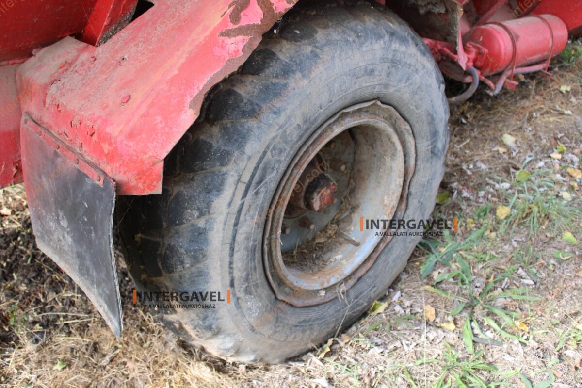 Takarmánykeverő, kiosztókocsi 9