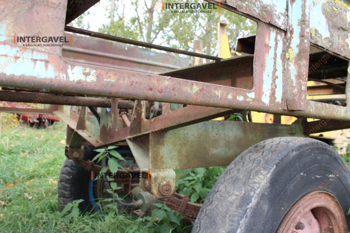 Trágyaszóró pótkocsi 4