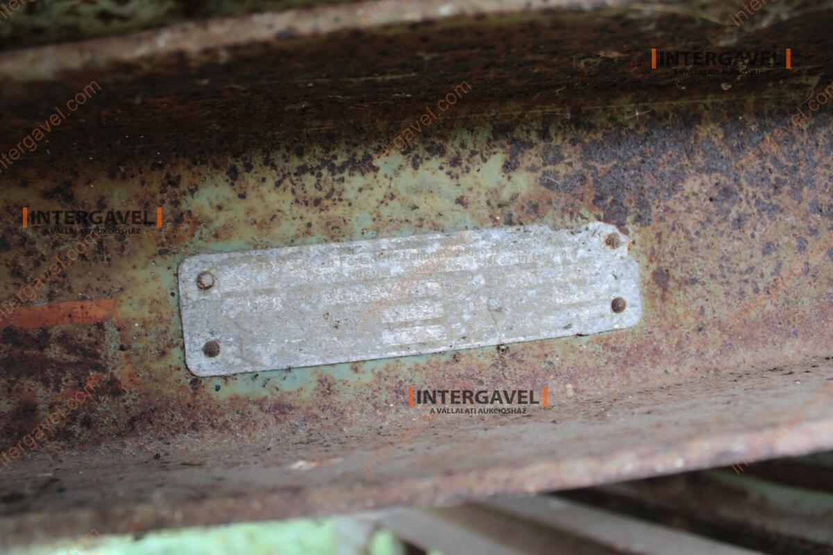 Trágyaszóró pótkocsi 8