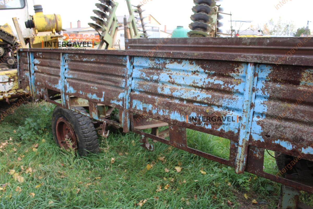 Trágyaszóró pótkocsi 9