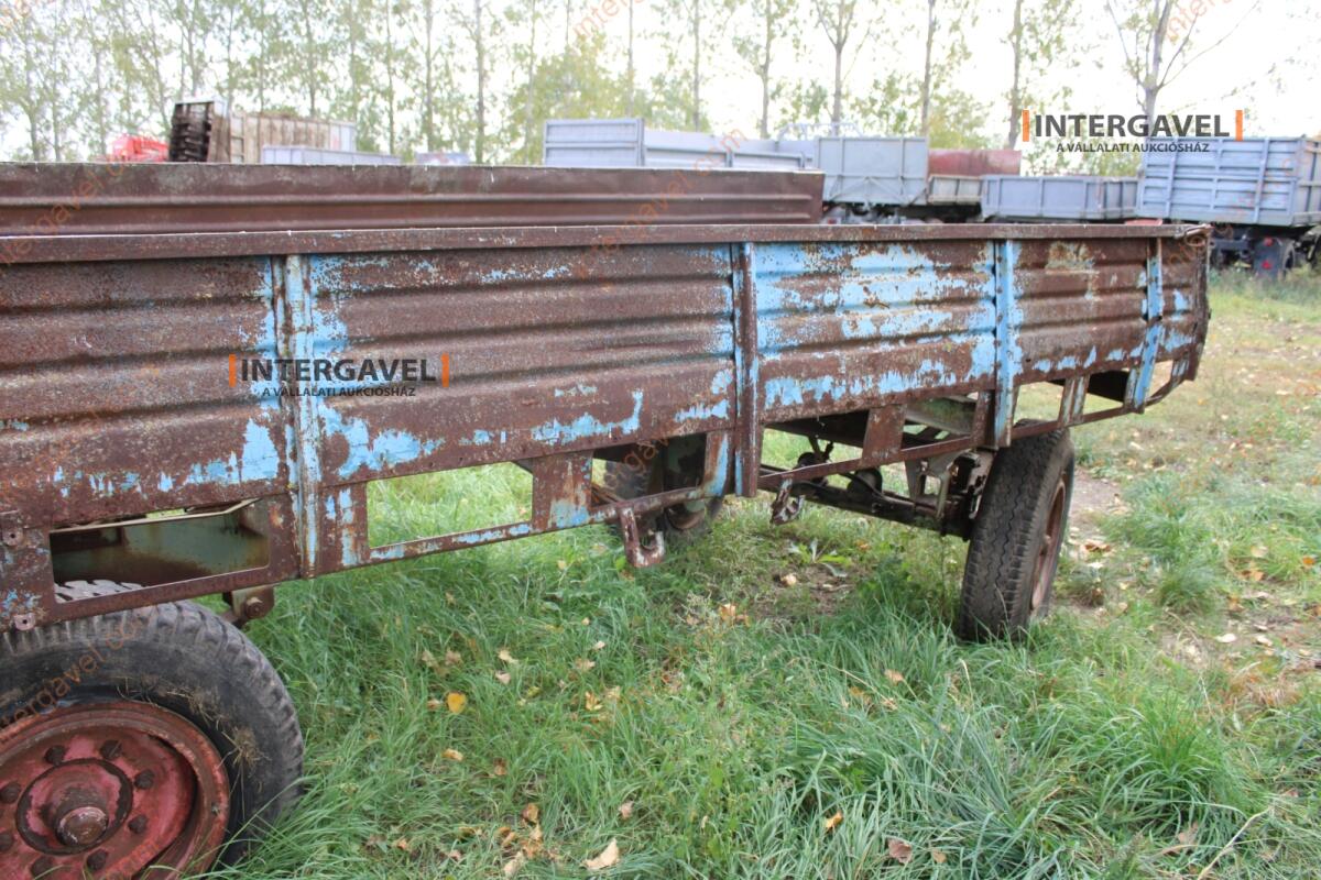 Trágyaszóró pótkocsi 10