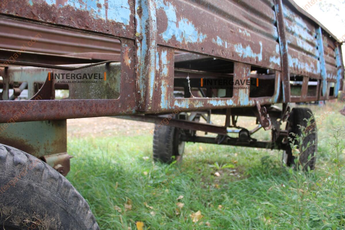 Trágyaszóró pótkocsi 11