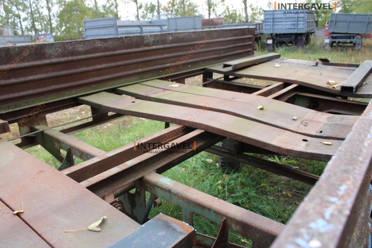 Trágyaszóró pótkocsi 12