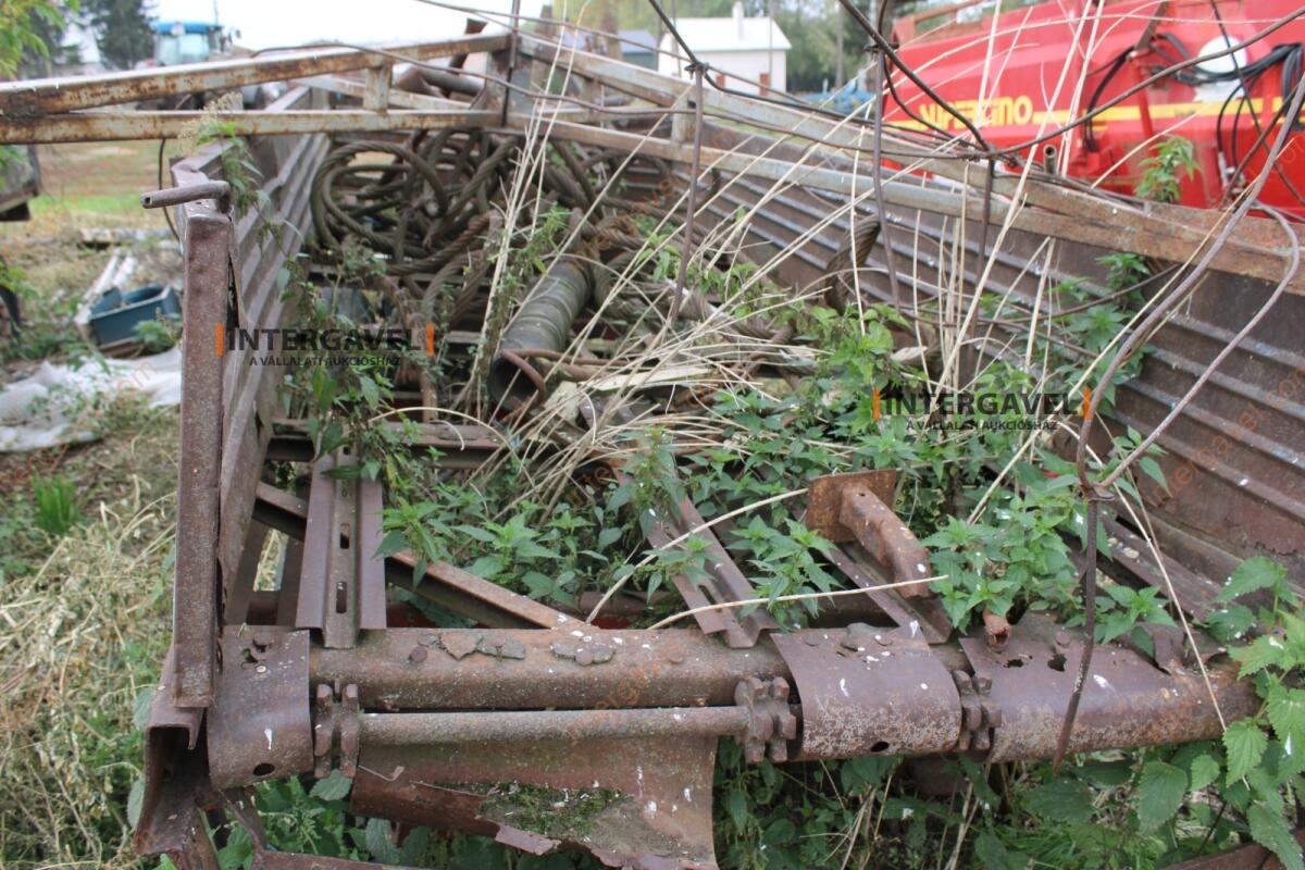 Trágyaszóró pótkocsi 4