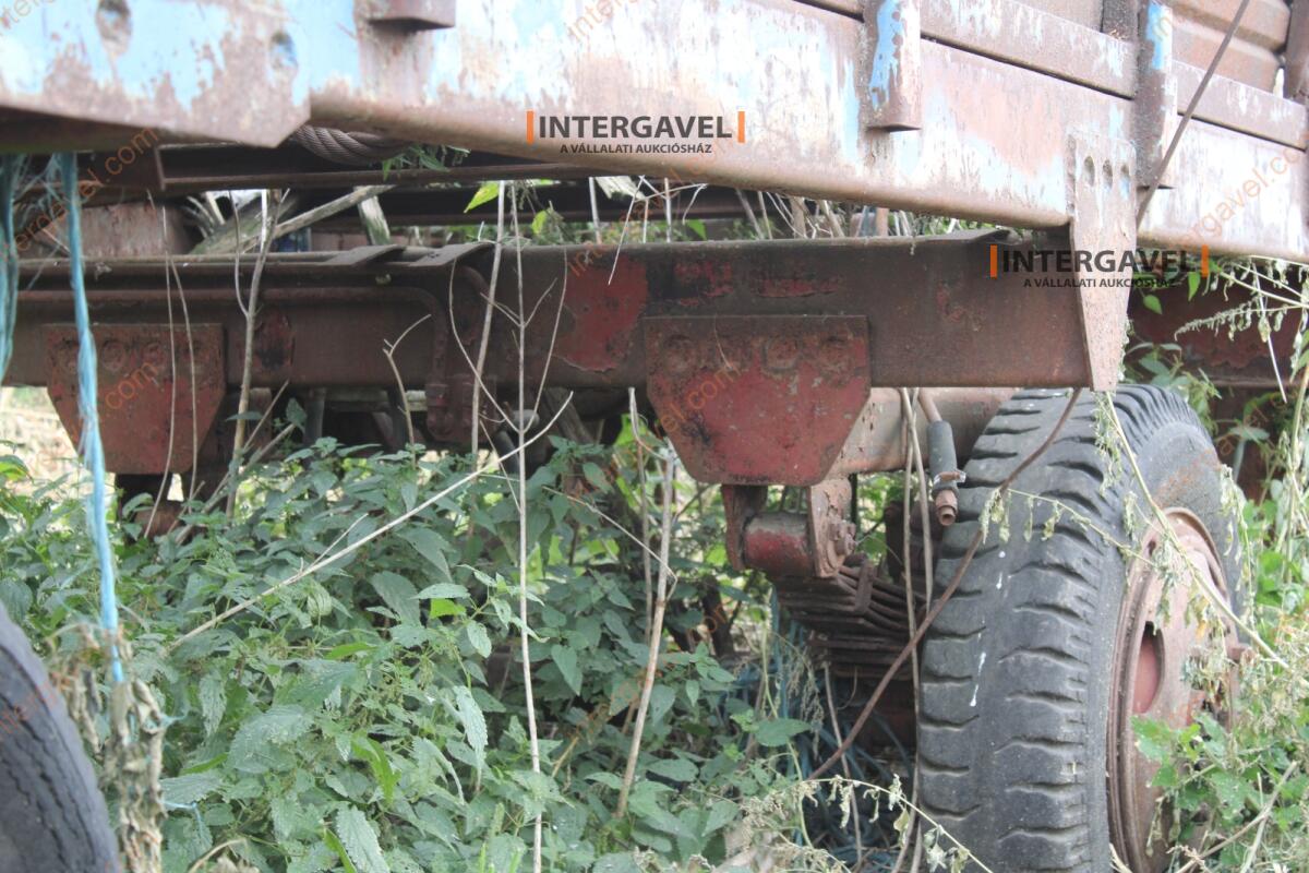 Trágyaszóró pótkocsi 9